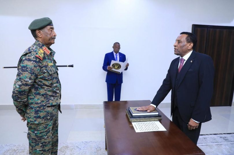 رئيس الوزراء كامل إدريس يؤدي القسم