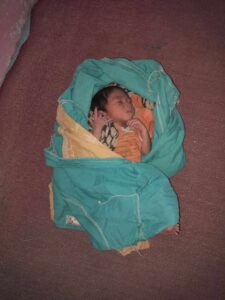 العثور على طفل حديث الولادة على قارعة الطريق في كسلا